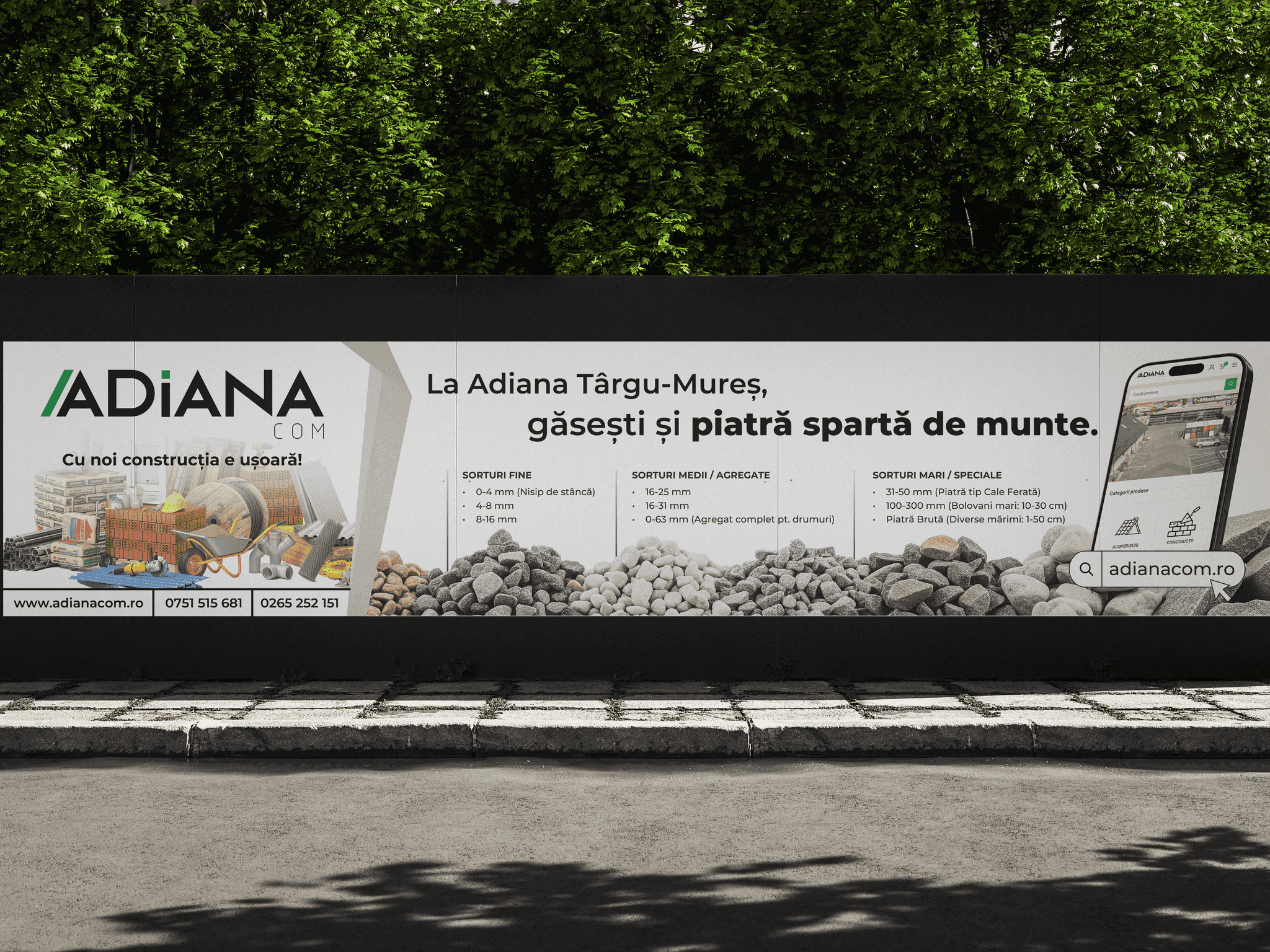 Banner outdoor pentru Adiana Târgu-Mureș, montat pe un gard de-a lungul trotuarului